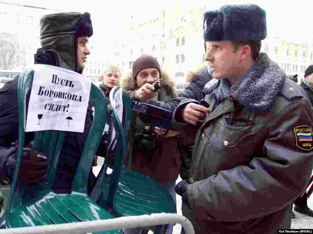 Дежурившие у здания суда милиционеры сказали, что акция не законна