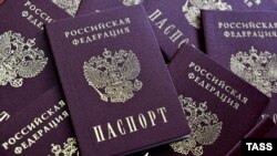 Россиялъул Крымалда бугеб Генералиб Консульствоялъ байбихьун буго хасаб къокъа «Беркуталъе» Симферополалда хехаб къагIидаялъ Россиялъул паспортал кьезе. 