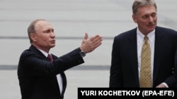 Prezident Vladimir Putin (solda) və onun mətbuat katibi Dmitry Peskov (Foto arxivdəndir) 