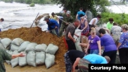 Еврейская АО. Село Ленинское. Жители продолжают укреплять дамбы