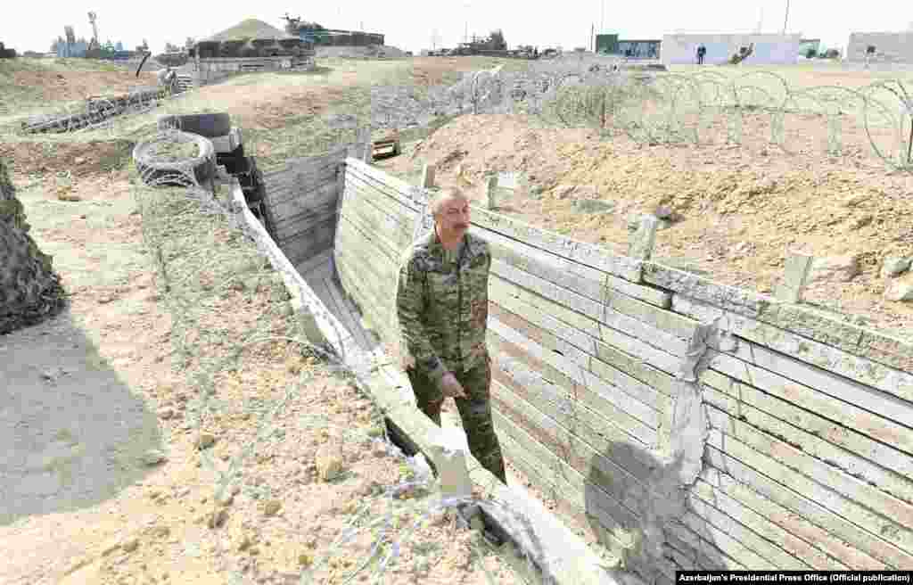 В парке даже вырыли окопы