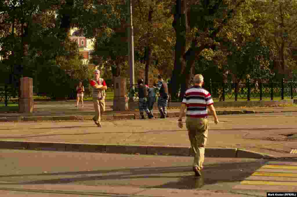 Полиция уводит задержанного