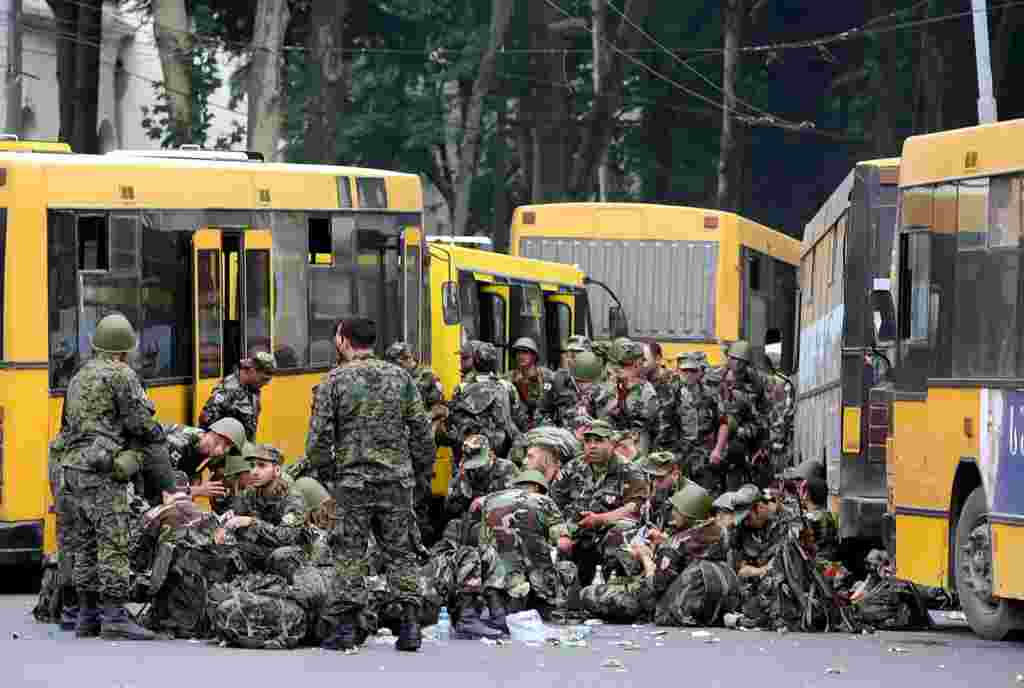 9 avqust. Gürcüstanın ehtiyat qüvvələri Qorinin mərkəzi meydanına toplaşır.