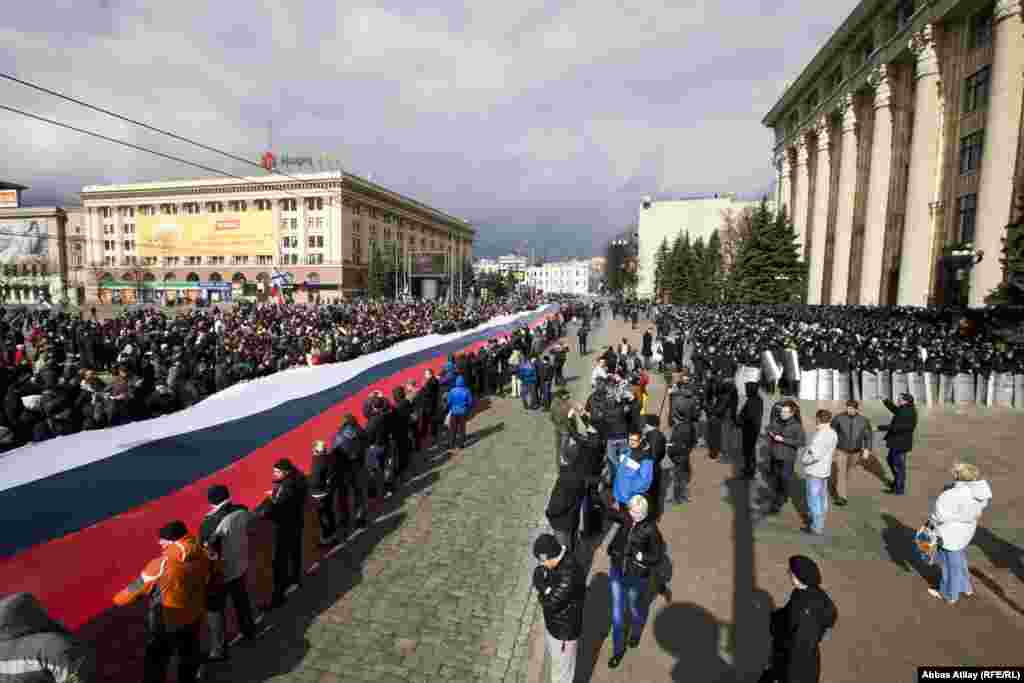 200 metrlik Rusiya bayrağı Xarkov şəhərinin parlamenti qarşısında açılıb.