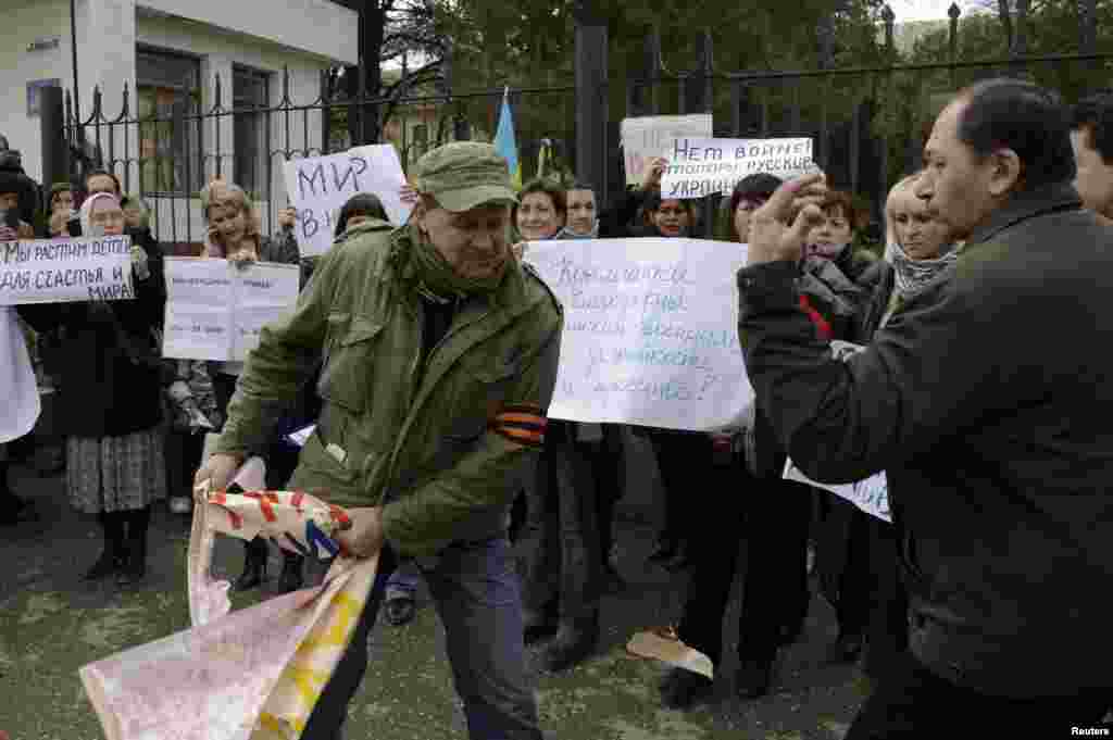 В Симферополе в среду 5 марта группа молодых девушек провела пикет в поддержку военнослужащих Вооруженных сил Украины возле штаба войск береговой обороны Военно-морских сил Украины. На них напали пророссийские активисты