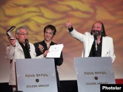 2010-cu ildə "Qızıl Ərik" film festivalının mükafatlarının təqdimetmə mərasimi.