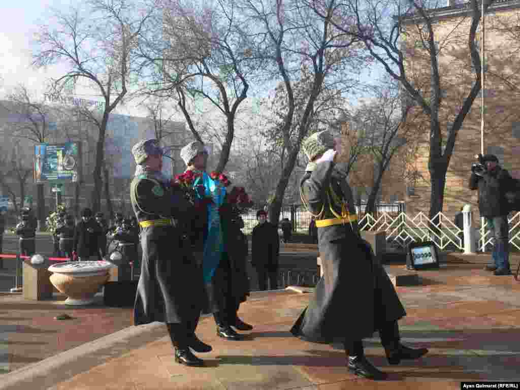 &quot;Тәуелсіздік таңы&quot; ескерткішіне гүл шоғын қою салтанаты. Рәсімге құрметті қарауыл мен Ұлттық ұлан оркестрі де тартылды. Алматы. 17 желтоқсан, 2017 жыл.