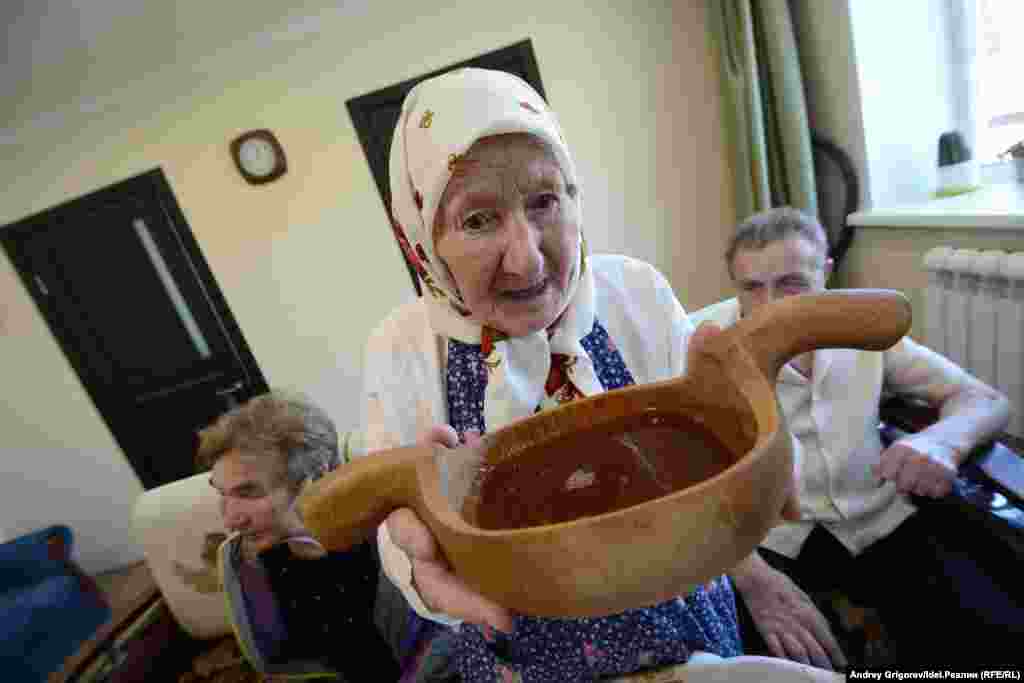 В первых рядах ковш получает старейшая жительница деревни Мария Андреевна Эльман. Она контролировала процесс пивоварения.&nbsp;