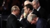 Vladimir Putin (solda) və Emmanuel Macron