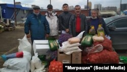 Волонтёры РОО "Миграция" и члены РОО Центр таджикской национальной культуры им. И. Сомони Республики Башкортостан на раздаче продуктовых наборов