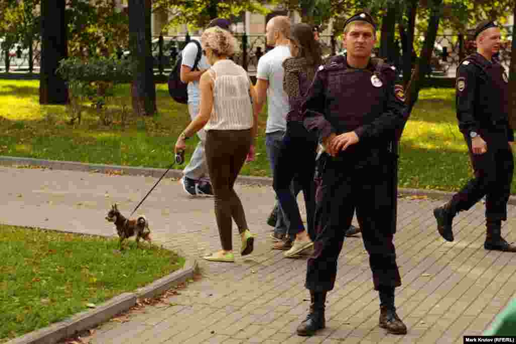 Полиция уже ждала активистов к моменту их появления на Самотечной площади, откуда участники акции собирались пройти по бульвару около 500 метров до площади перед театром Советской Армии &nbsp;