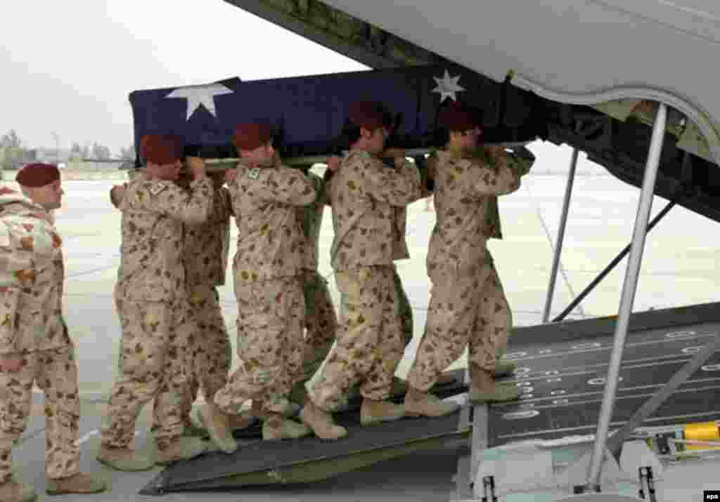 Iraq – Australia – Body of an Australian soldier (Private Jacob Kovco) is loaded onto a Hercules plane in Baghdad, 23 April 2006. Kovco, Australia's first fatality in Iraq, died while cleaning his pistol. (Size: 660x465.) Source: epa.