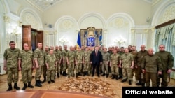 Петр Порошенко встречается с украинскими военными в Международный день миротворца. 29 мая