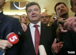 Петр Порошенко отвечает на вопросы журналистов в Милане