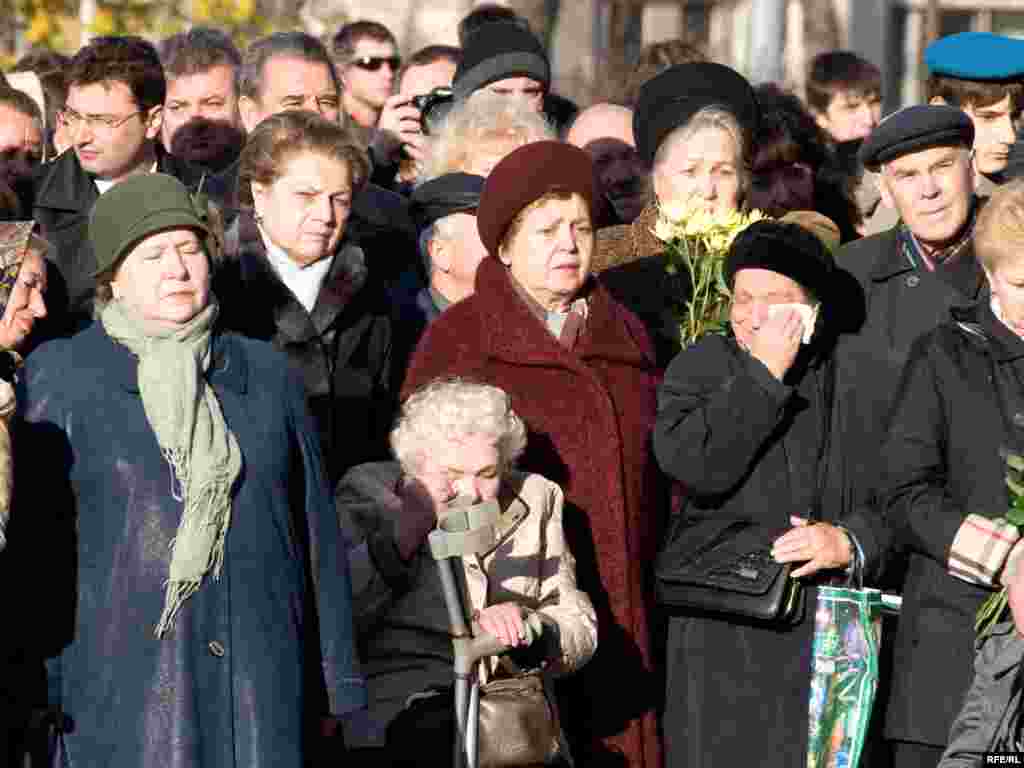 На митинге была объявлена минута молчания.