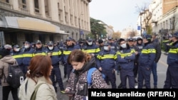 Полицейские пришли разгонять протестующих в Тбилиси, 19 ноября 2024 года