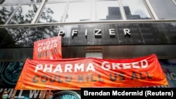 Пикеты перед штаб-квартирой Pfizer в Нью-Йорке с требованием сделать вакцины доступными во всем мире. 14 июля, 2021