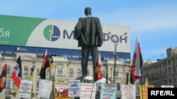 Москва, Триумфальная площадь. Митингуют российские ультраправые, еще ощущающие, в отличие от украинских, прилив энергии