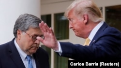 Donald Trump (sağda) və baş prokuror Bill Barr 