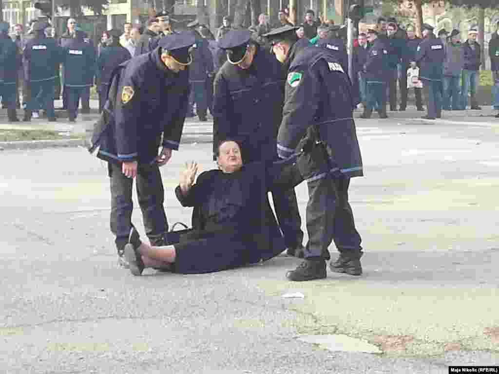 Задержания протестующих в Тузле, 5 февраля