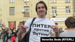 Один из участников "Марша миллионов" на Болотной площади в Москве. 6 мая 2012 г