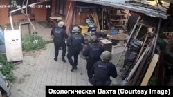 Сотрудники ФСБ в доме у одного из сотрудников "Эковахты"