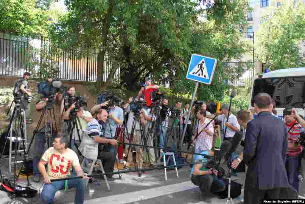 Утро 8 августа у Хамовнического суда. Не все журналисты попадут внутрь