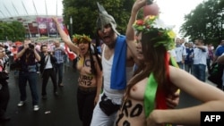 Активистки движение FEMEN проводят акцию против проституции в Варшаве. 8 июня 2012 г