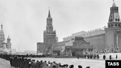 Люди в очереди в мавзолей Ленина на Красной площади в Москве, март 1960